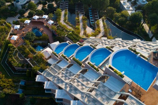 Семейный отель в Турции, где бассейны стекают с крыш, как водопады!
