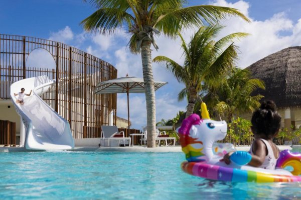 Centara Mirage Lagoon - один из лучших отелей на Мальдивах для отдыха с детьми!